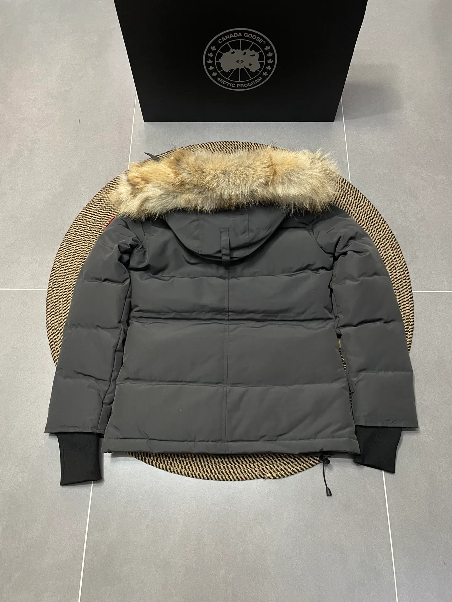 P880 Gray Canadian CANADA GOOES 04/Female model. The Arctic and Antarctic scientific expedition teams and others choose Canada Goose as their cold-proof equipment. They are the Rolls-Royce of down jackets.  ➖ Industry-leading anti-counterfeiting chip sensing.  ➖ Imported Behringer embroidery machines and customized embroidery labels, the highest level and industry leading.  ➖ Imported Korean 21-count polyester-cotton blended original fabric, TC85 waterproof coated fabric, water-repellent, windproof and wear-resistant.  ➖ The new national standard 80 white duck down is filled with an average of 520 grams of down. The amount of down filled is industry-leading.  ➖ 100% nylon lining with double double-layer sealing design to prevent velvet running, and seamless thread design on the cuffs!  ➖ Western Canadian Green Wolf Collar.  ➖ Yoshida YKK provides original factory-customized electroplated sliders. YKK two-way lockable zippers are tight and smooth and do not peel off paint.  ➖ 3M composite Velcro is durable and the accessories and hardware are all custom-made. Only for the purest goose, the most dedicated, the most professional, the highest quality, the highest cost performance!    SIZE:XS-XXL